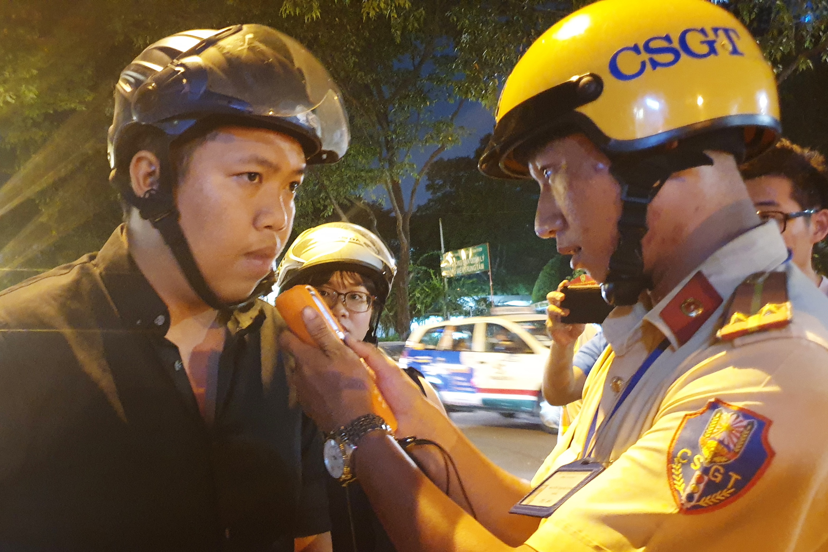 Uong 3 chai bia, tai xe tinh bo xe vi bi phat 4,5 trieu hinh anh