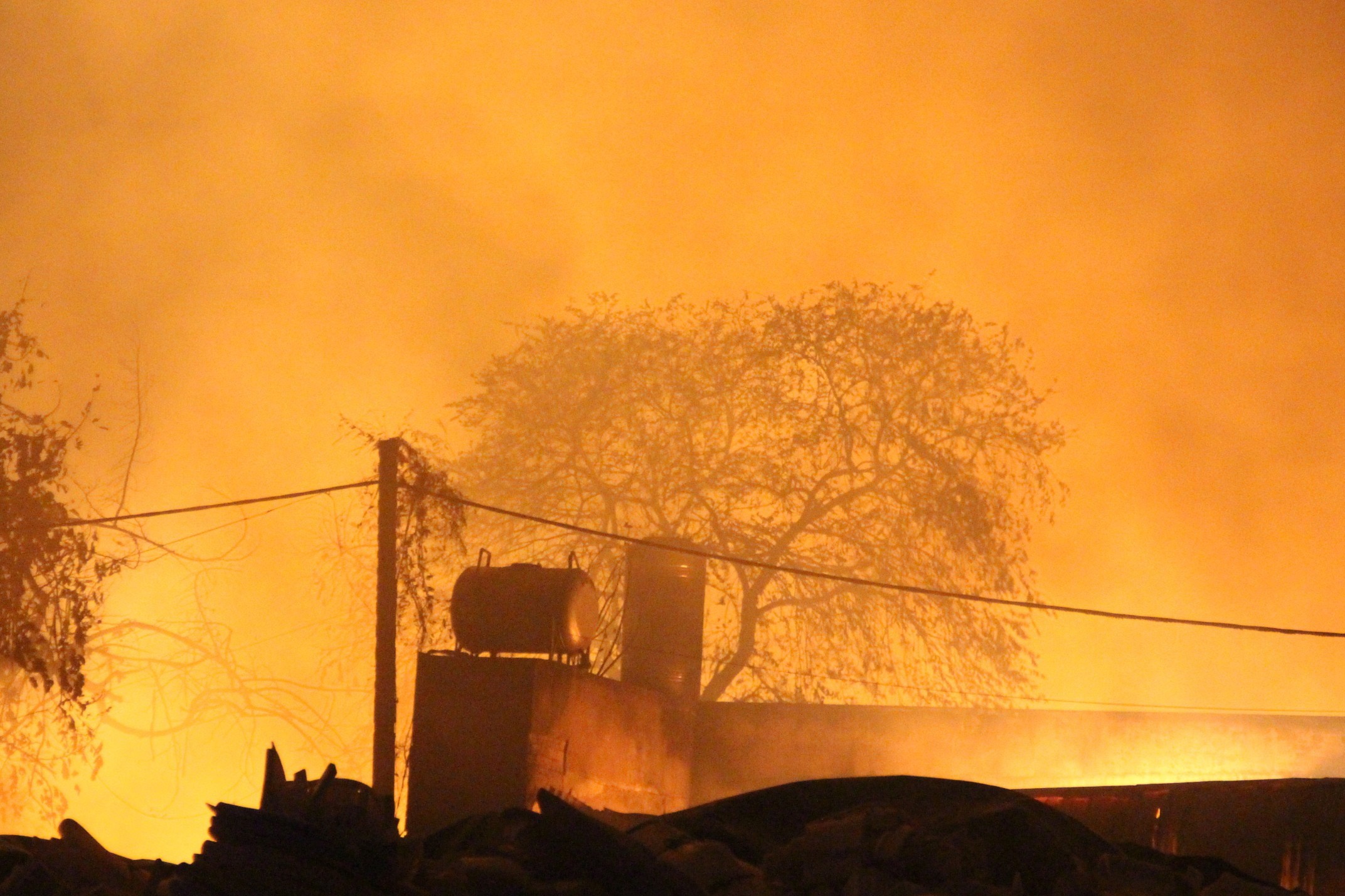 Cong nhan vut tan thuoc khien cong ty rong 1.000 m2 bi thieu rui hinh anh