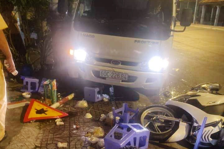 Xe tai lao len via he tong ban nhau, 2 nguoi nguy kich hinh anh