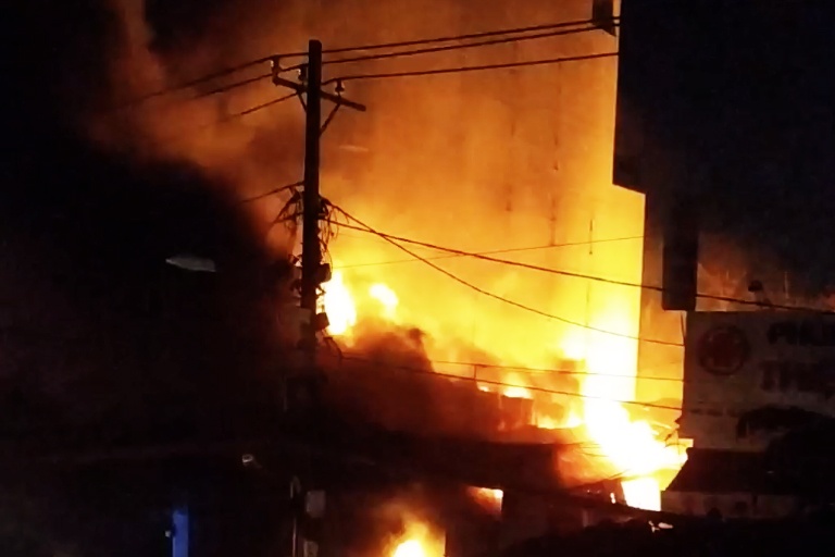 Chay xuong go, nguoi dan om tai san thao chay trong dem hinh anh