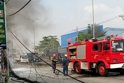 Tru dien boc chay ngun ngut, nguoi dan om tai san thao chay hinh anh