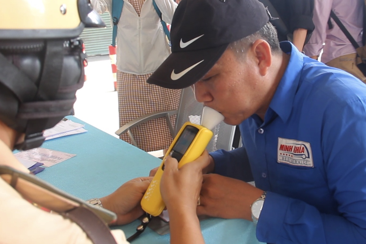 TP.HCM kiem tra nong do con tai xe xe khach hinh anh