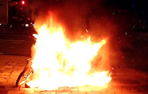 Nguoi dan ong nghia hiep bi duoi chem, dot xe may hinh anh