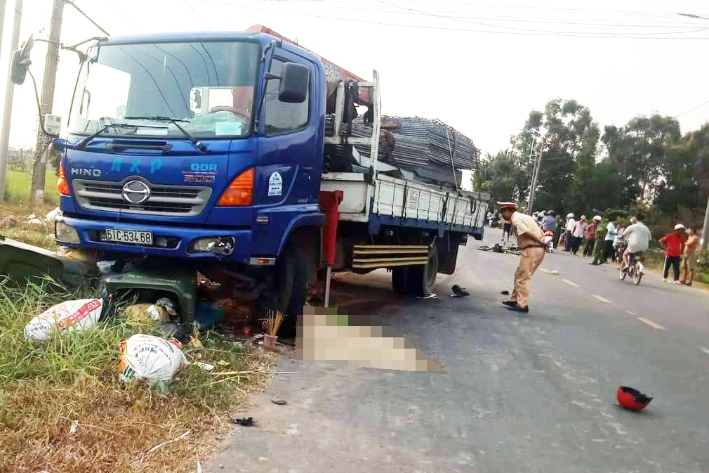 xe tai can chet 2 hoc sinh anh 1