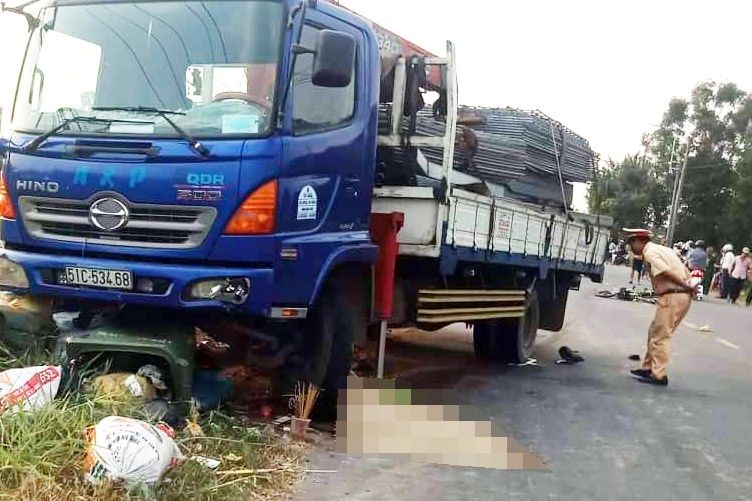 Xe tai can chet hai hoc sinh o Long An hinh anh