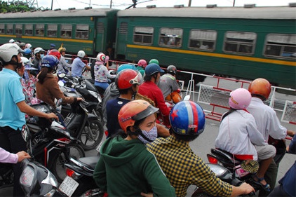 TP.HCM cam oto chay gan ga Sai Gon dip sat tet hinh anh