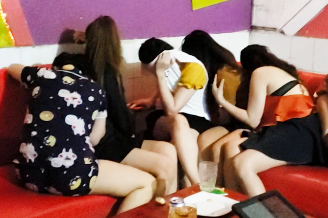 tiep vien khoa than trong karaoke anh 1