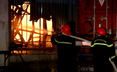 Chay 10 cua hang o TP.HCM trong dem, nguoi dan om tai san thao chay hinh anh