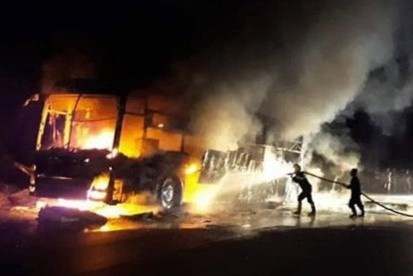 Xe khach boc chay trong dem, tai xe dap cua thoat than hinh anh