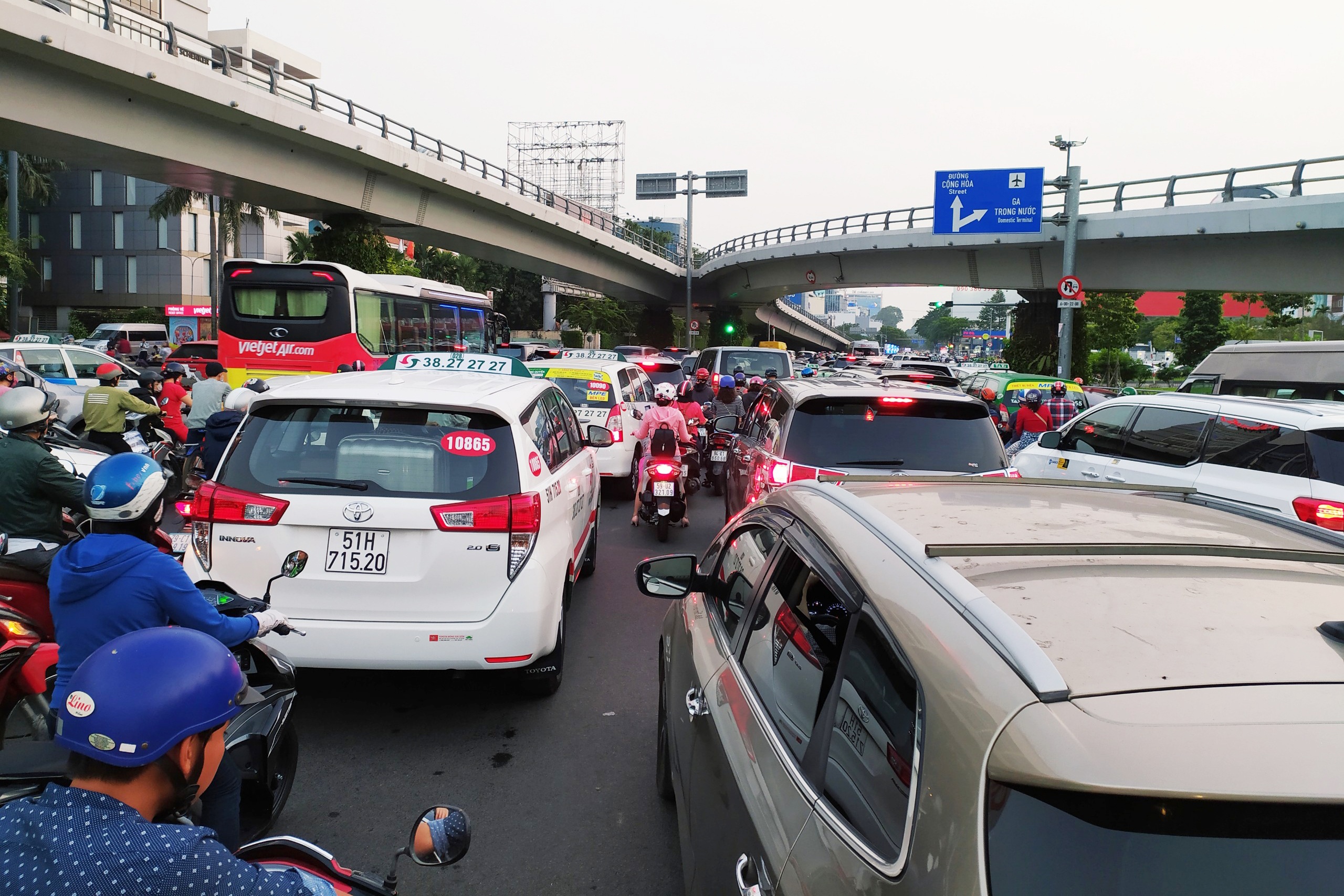 un tac cua ngo san bay anh 1