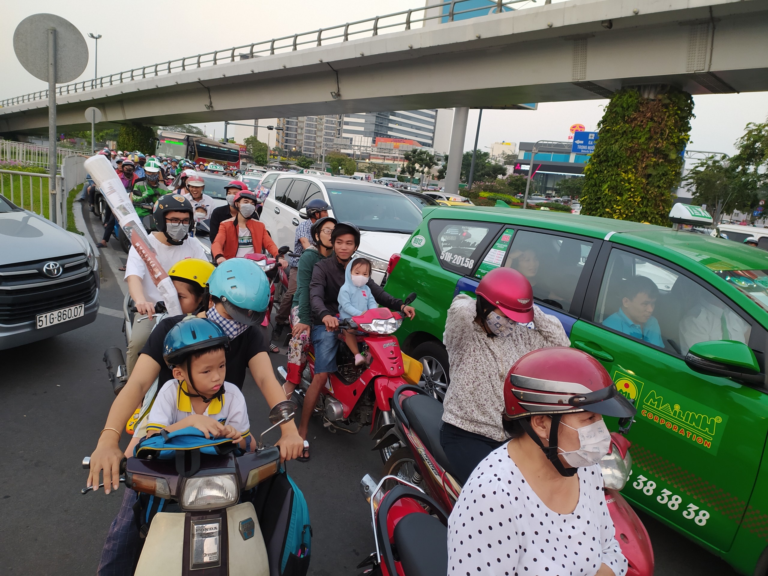 un tac cua ngo san bay anh 3