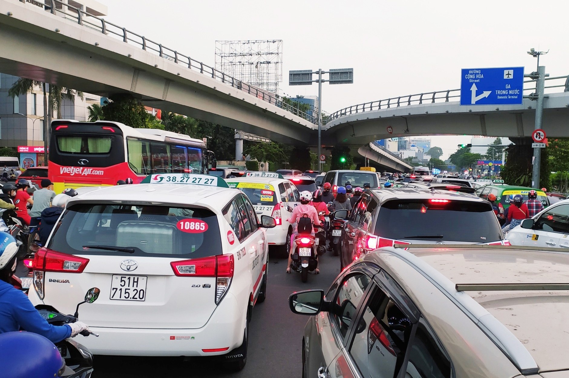 Cua ngo san bay Tan Son Nhat un tac keo dai ngay can Tet hinh anh