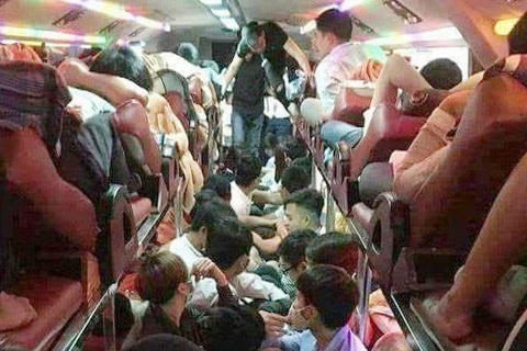 Xe khach 46 cho nhet 99 nguoi ve que an Tet hinh anh