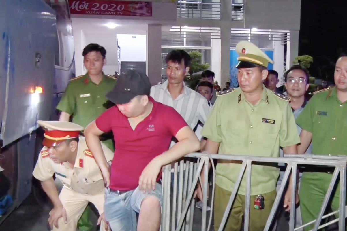 Nhet 53 con de duoi gam xe cho khach ve que an Tet hinh anh