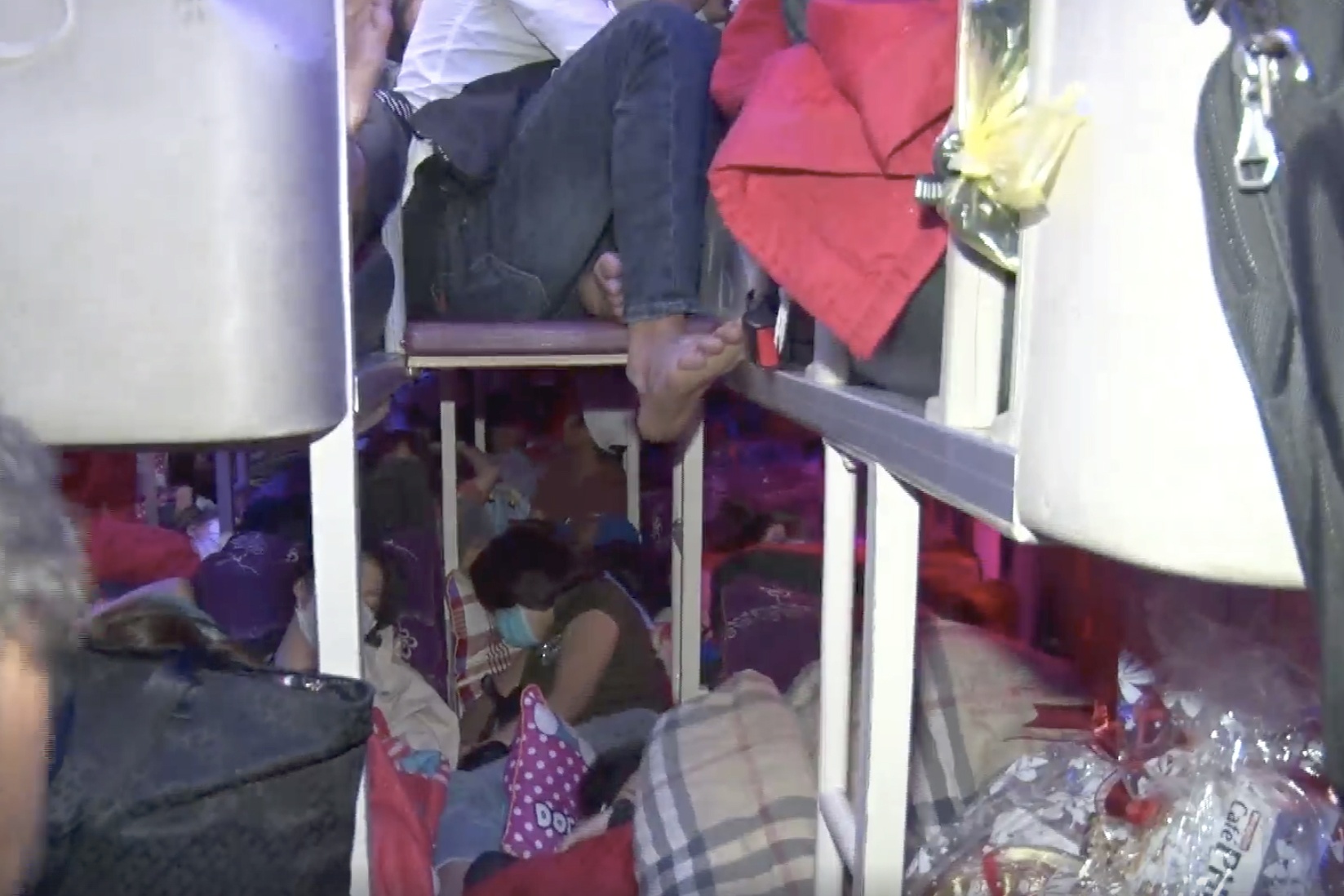 xe giuong nam nhoi nhet khach anh 1