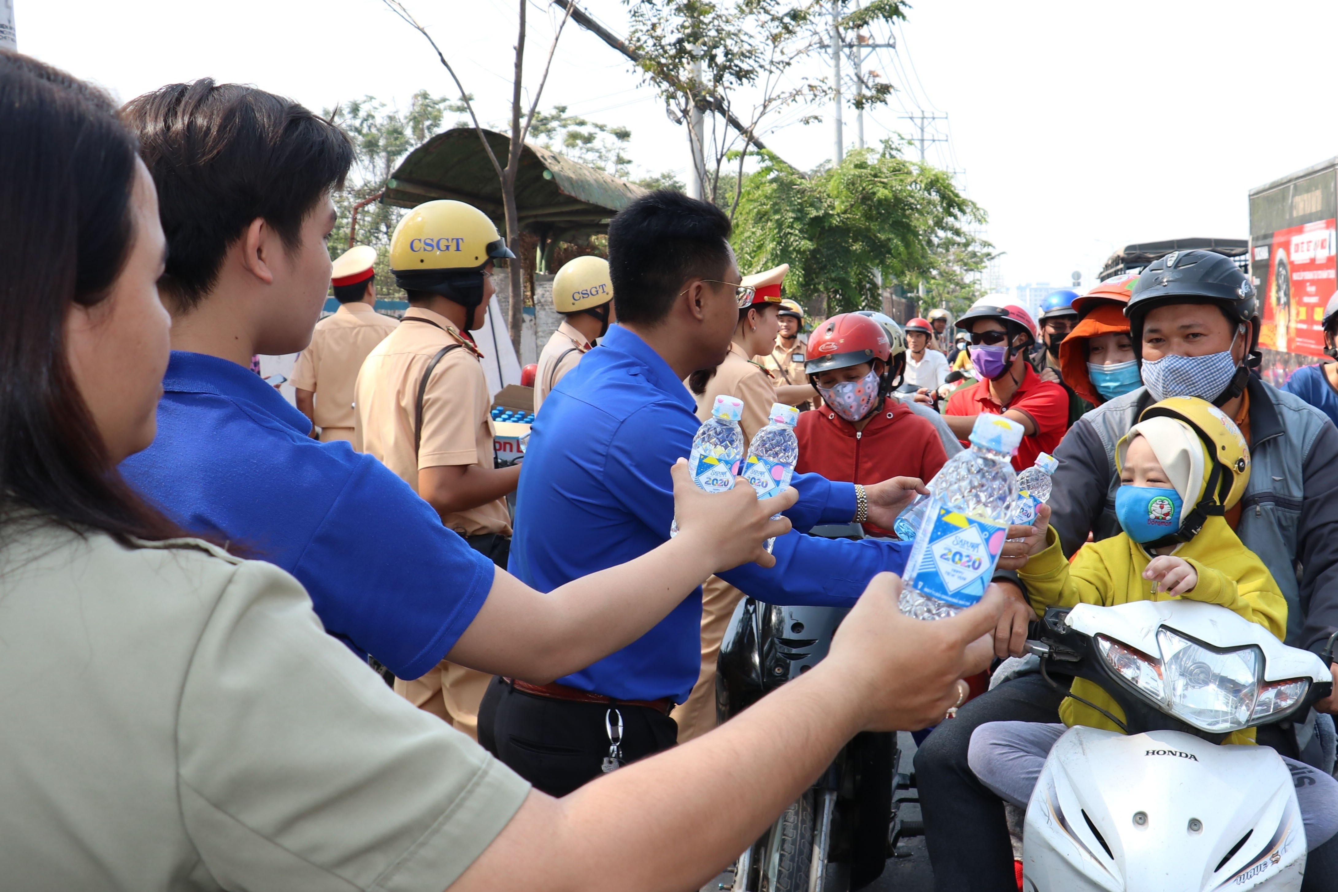 480 chai nuoc suoi duoc CSGT trao tay nguoi dan ve que don tet hinh anh