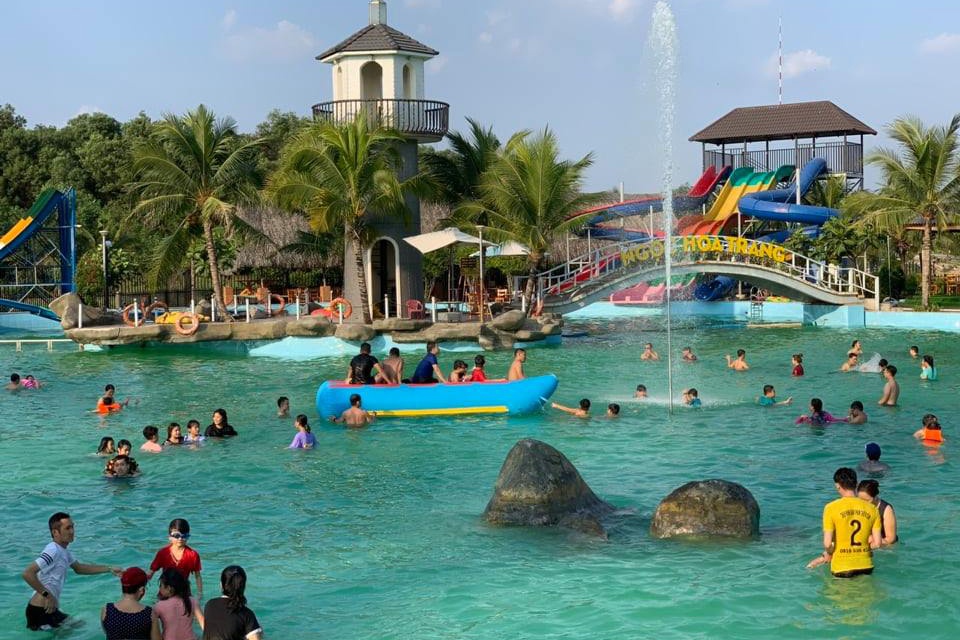 Hai tre em duoi nuoc o khu du lich sinh thai hinh anh