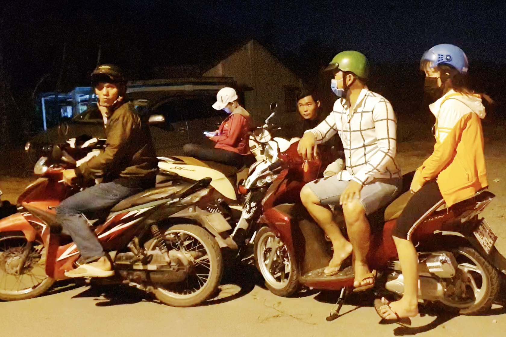 Nguoi Cu Chi do ra duong xem canh sat siet lai an ninh tim Tuan 'Khi' hinh anh