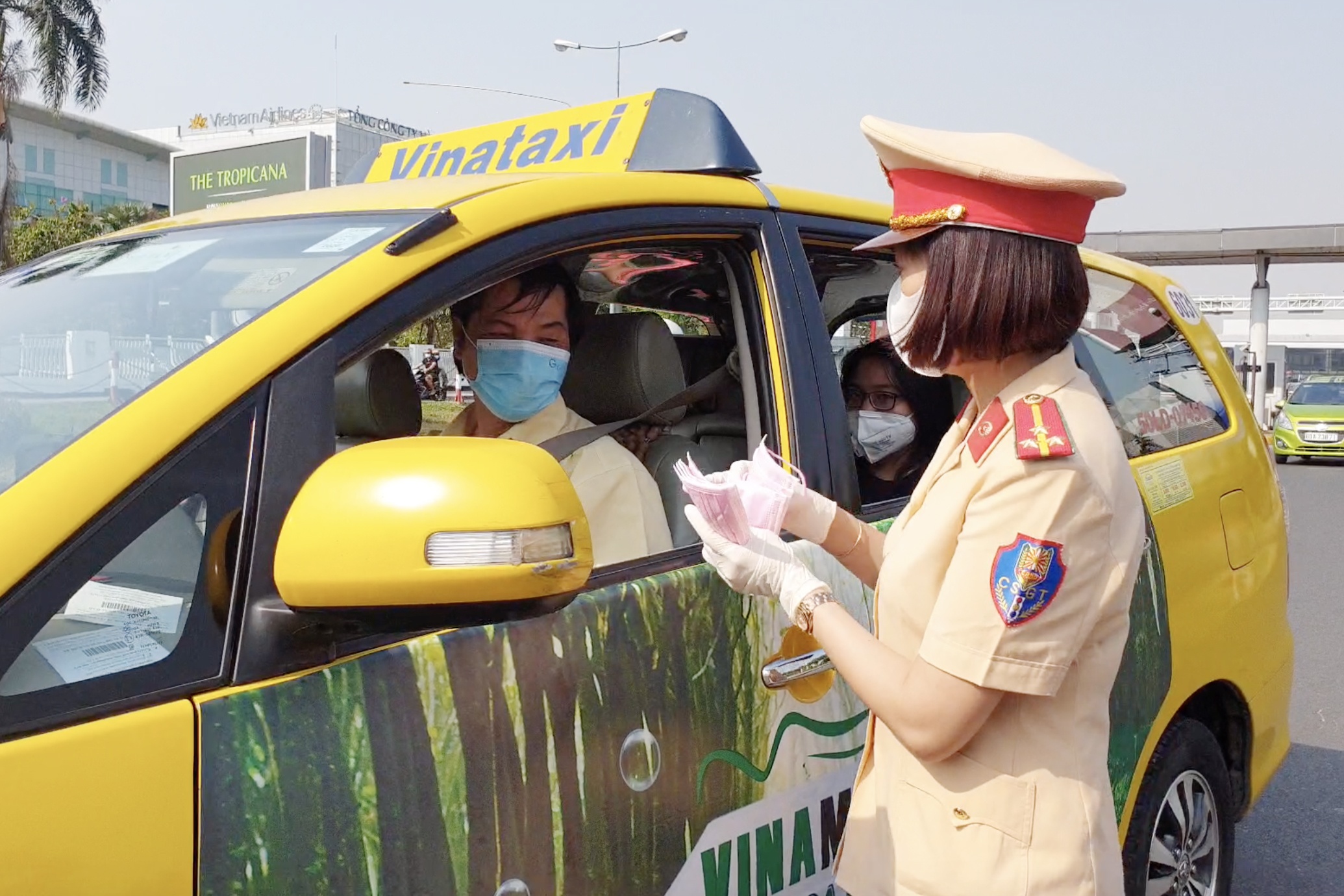CSGT phat 1.000 khau trang phong dich benh o san bay Tan Son Nhat hinh anh