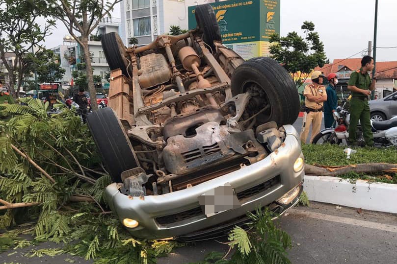 Tai xe co dau hieu su dung ruou bia, xe ban tai lat ngua o TP.HCM hinh anh