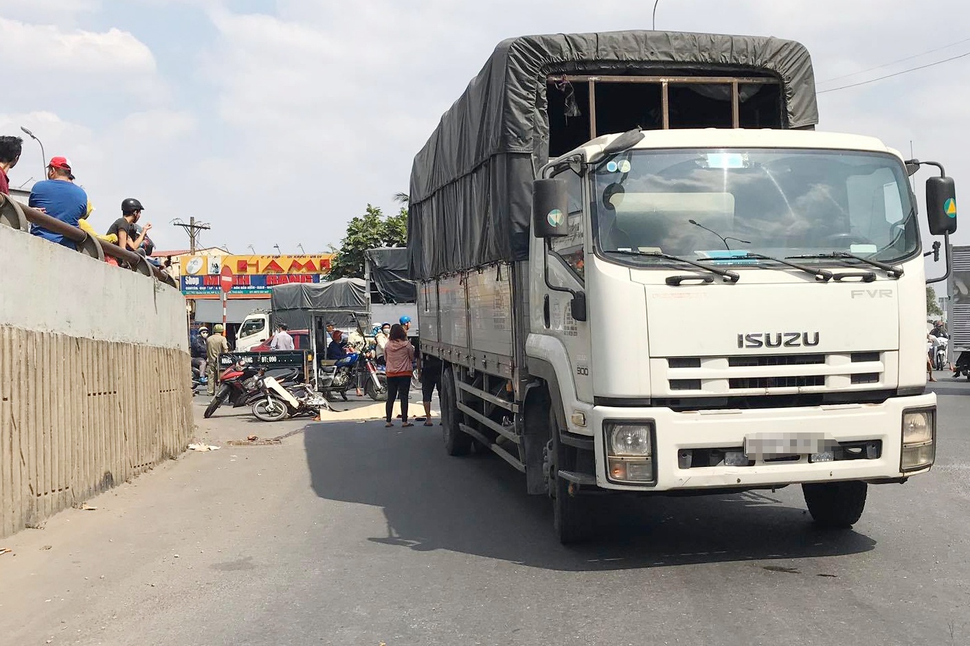 Nguoi phu nu di kham benh bi xe tai can tu vong hinh anh