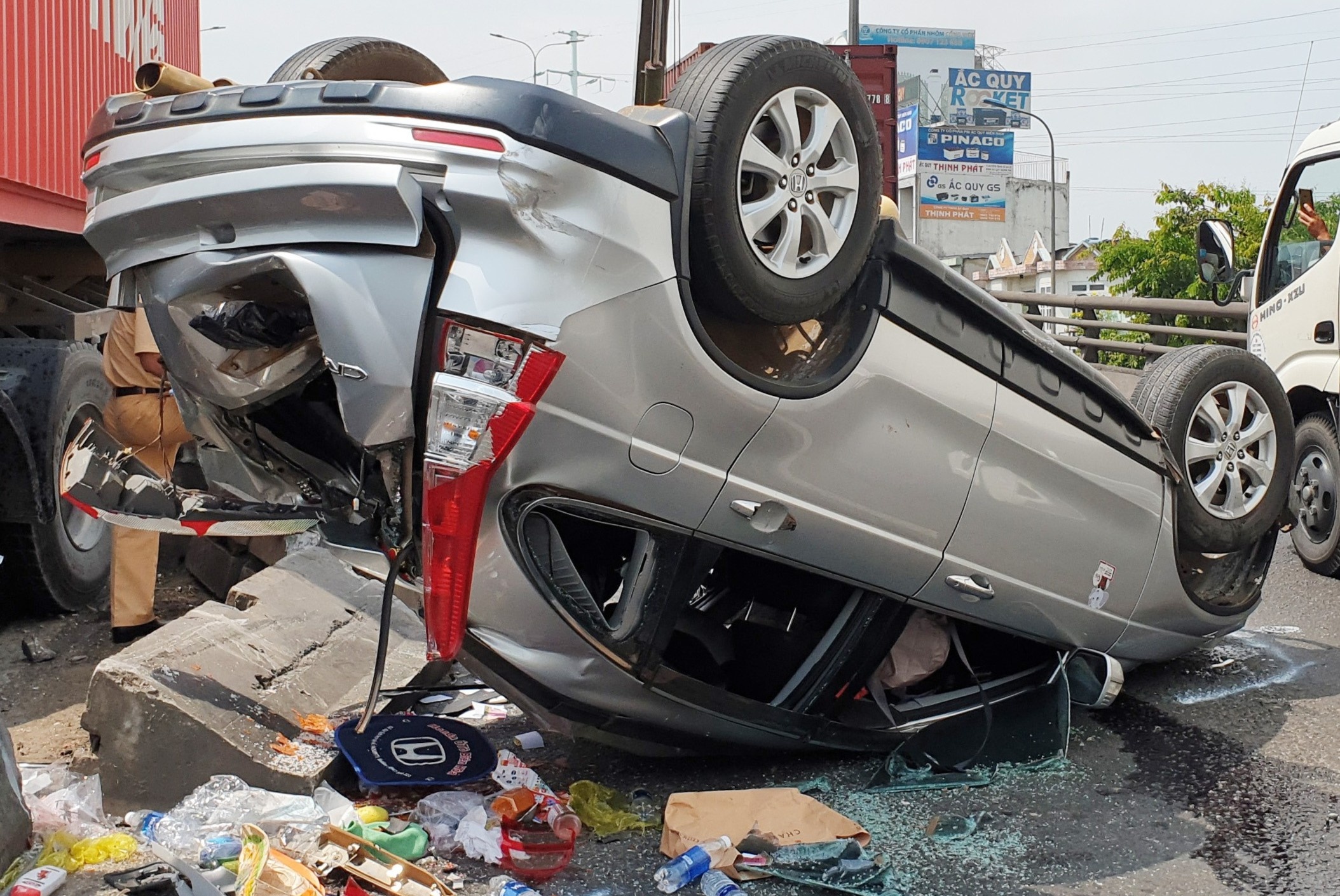 Oto lat tren cau vuot Tan Thoi Hiep, 4 nguoi thoat chet hinh anh