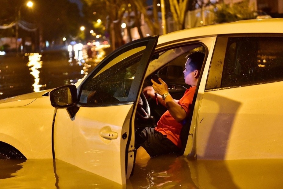 Trieu cuong len dinh 1,60 m, nhieu noi o TP.HCM co nguy co bi ngap hinh anh