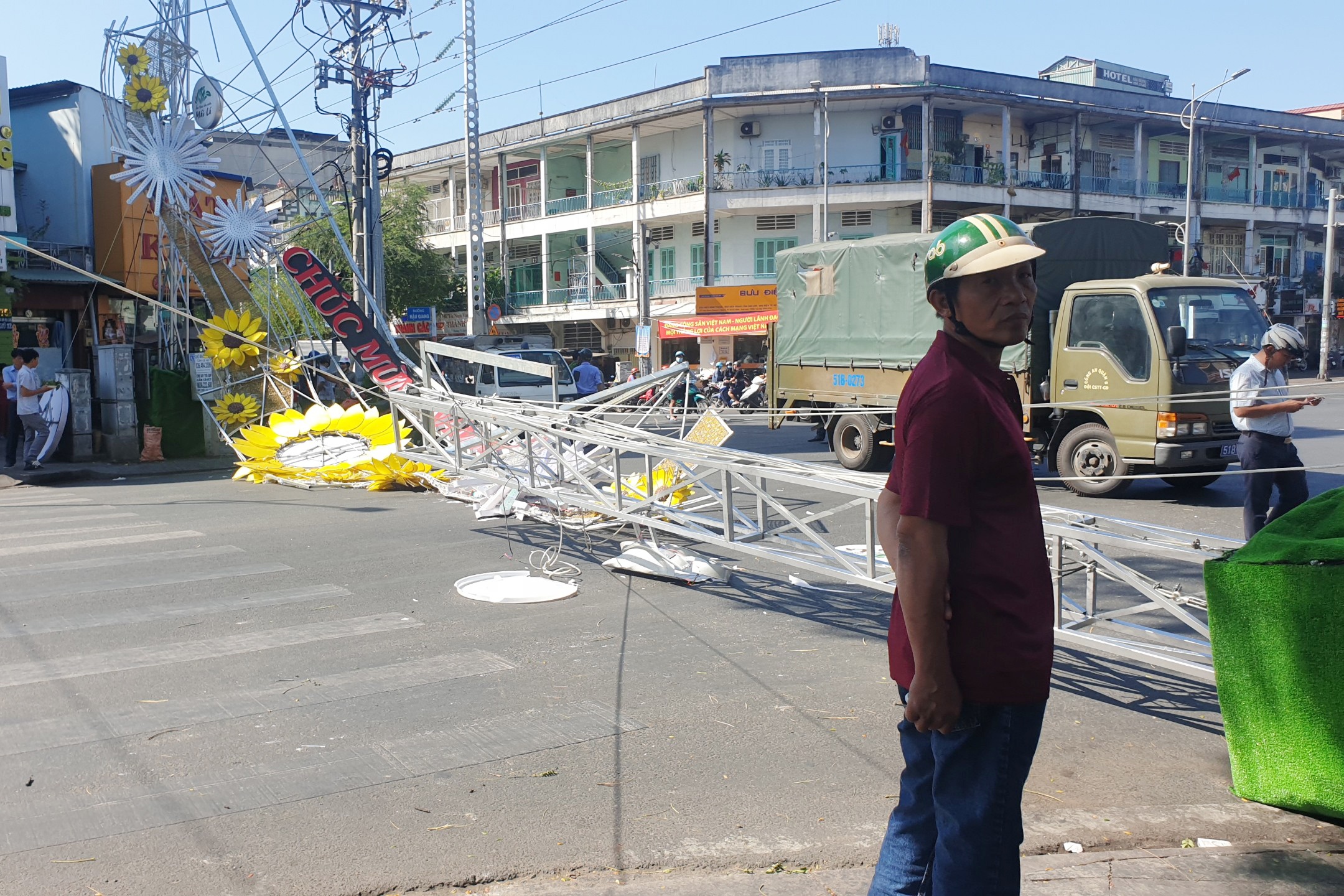 Cong chao chuc mung nam moi do sap o TP.HCM, 2 nguoi bi thuong hinh anh