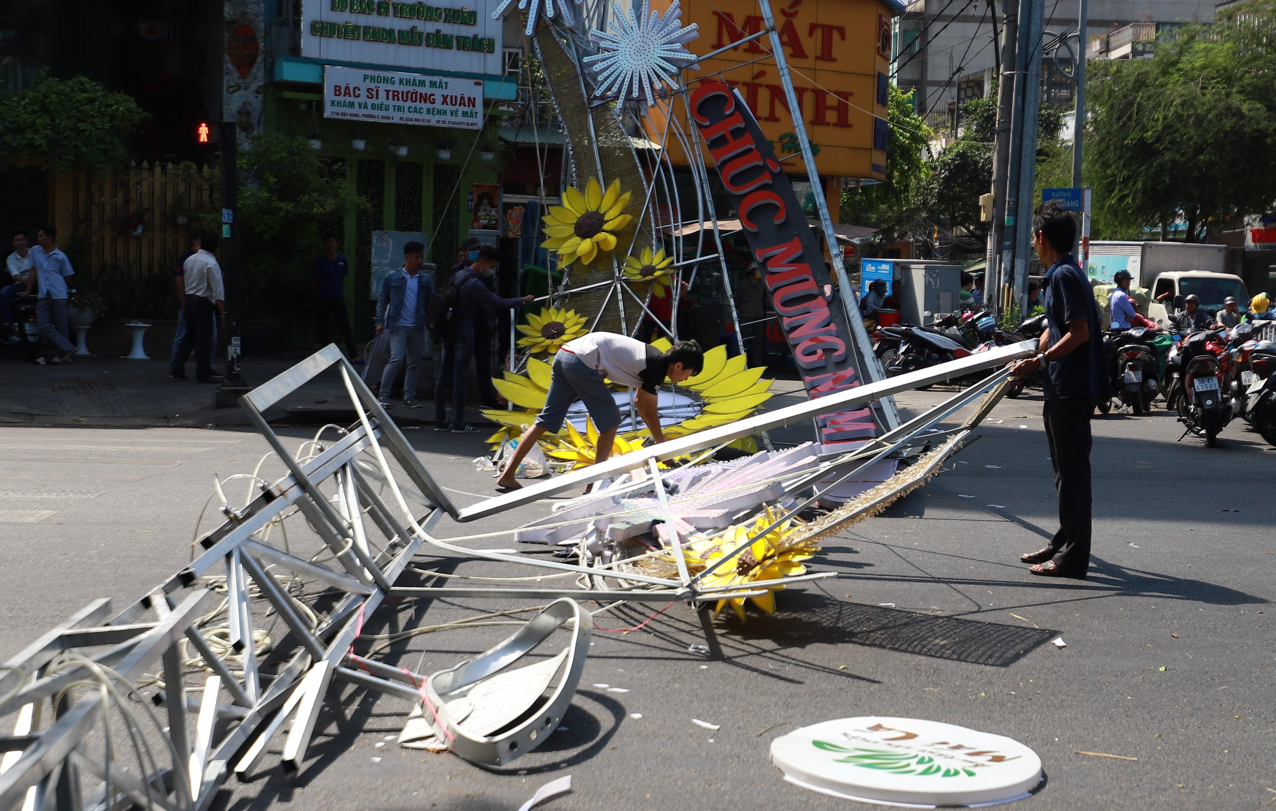 Cong chao chuc mung nam moi do sap o TP.HCM hinh anh