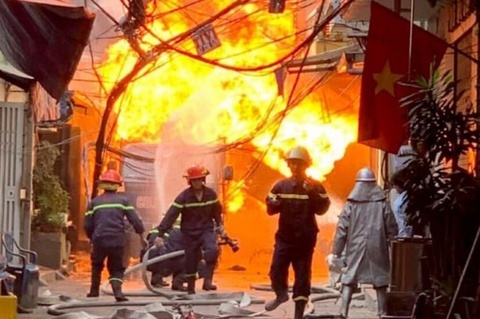 Chay lon tai cong ty san xuat do nhua o TP.HCM hinh anh