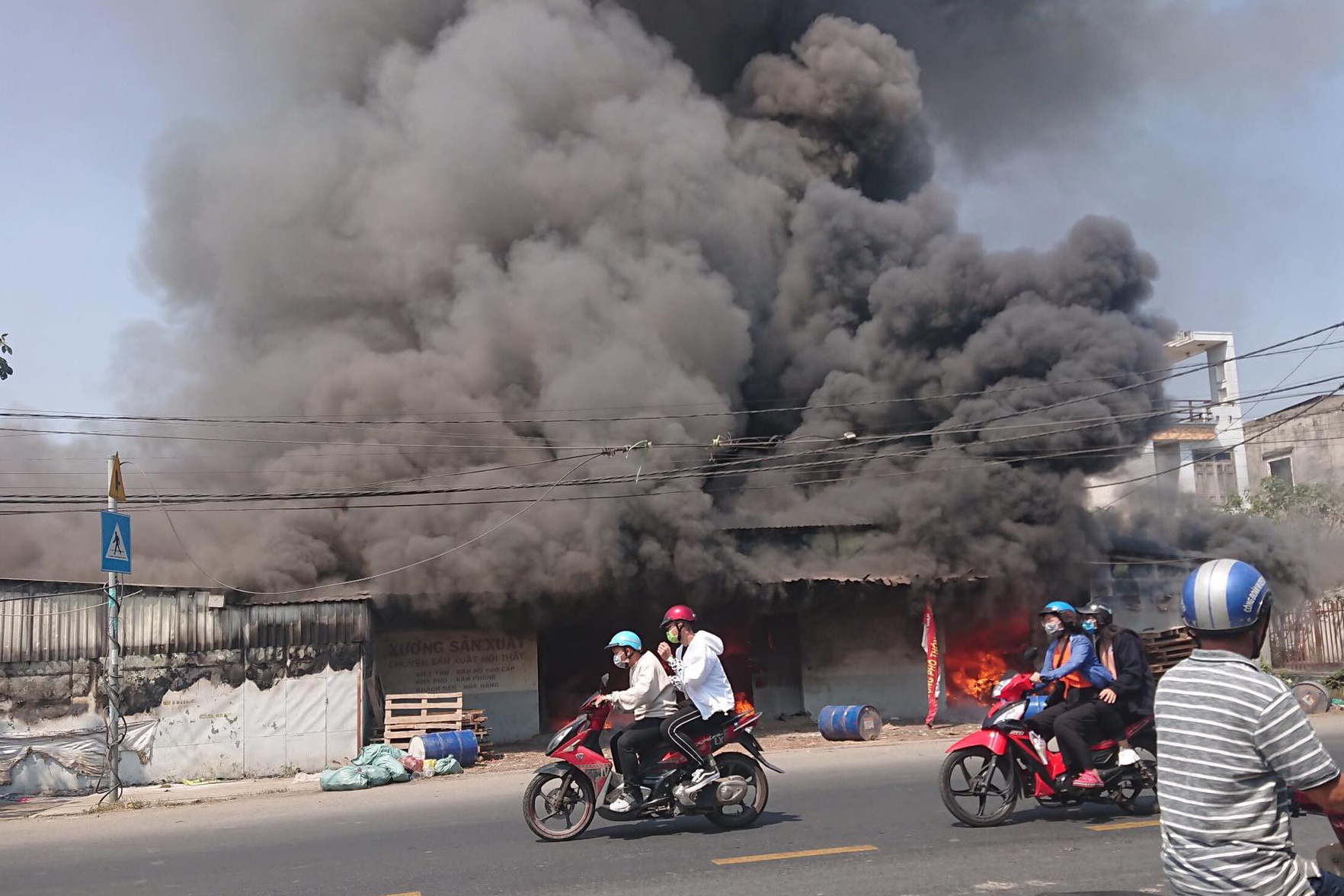chay xuong go o Binh Chanh anh 1