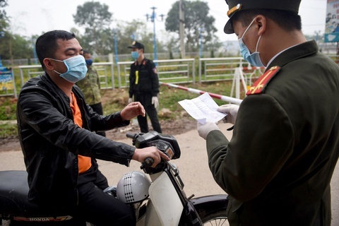 Thanh nien tu nhan nhiem virus corona bi phat 10 trieu dong hinh anh