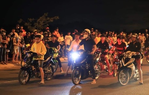 Hang chuc thanh nien tu tap dua xe trai phep o Dong Nai hinh anh