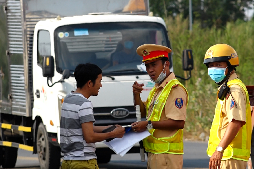 Cong an kiem tra tai xe anh 1