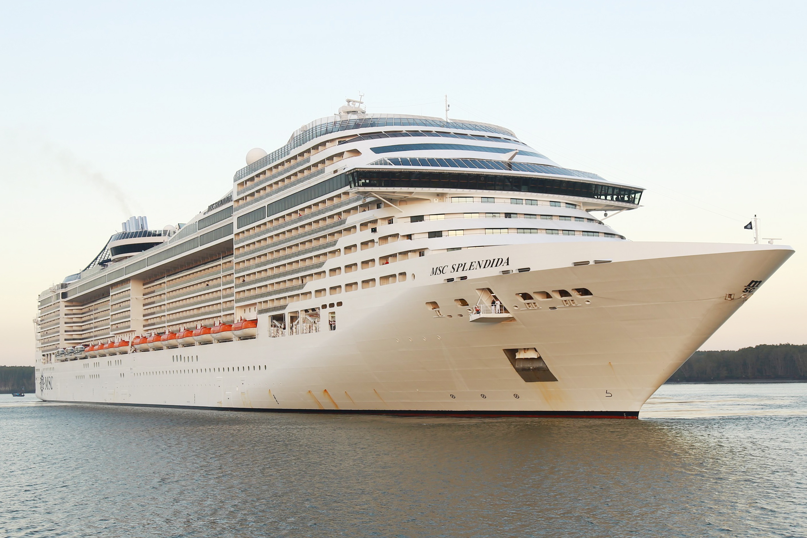 Do than nhiet hon 800 hanh khach tren tau MSC Splendida o Vung Tau hinh anh