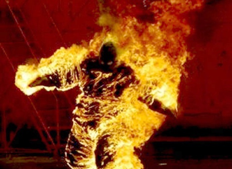 Mot nguoi chet chay o cong vien gan cau vuot Song Than hinh anh