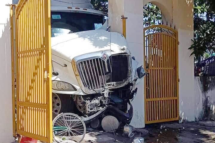 Xe dau keo huc vang 5 xe may, nhieu nguoi thoat chet hinh anh