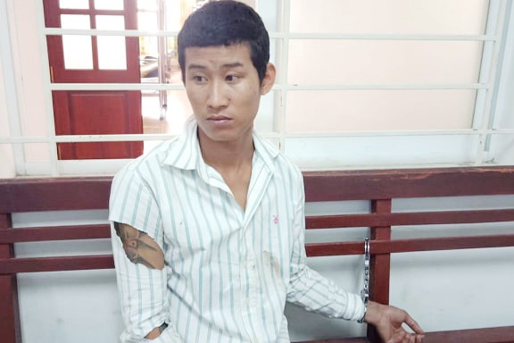 Bat nam thanh nien doat mang ban nhau hinh anh