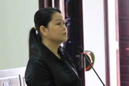 Tu hinh nu tho toc lam an voi trai ngoai qua Google dich hinh anh