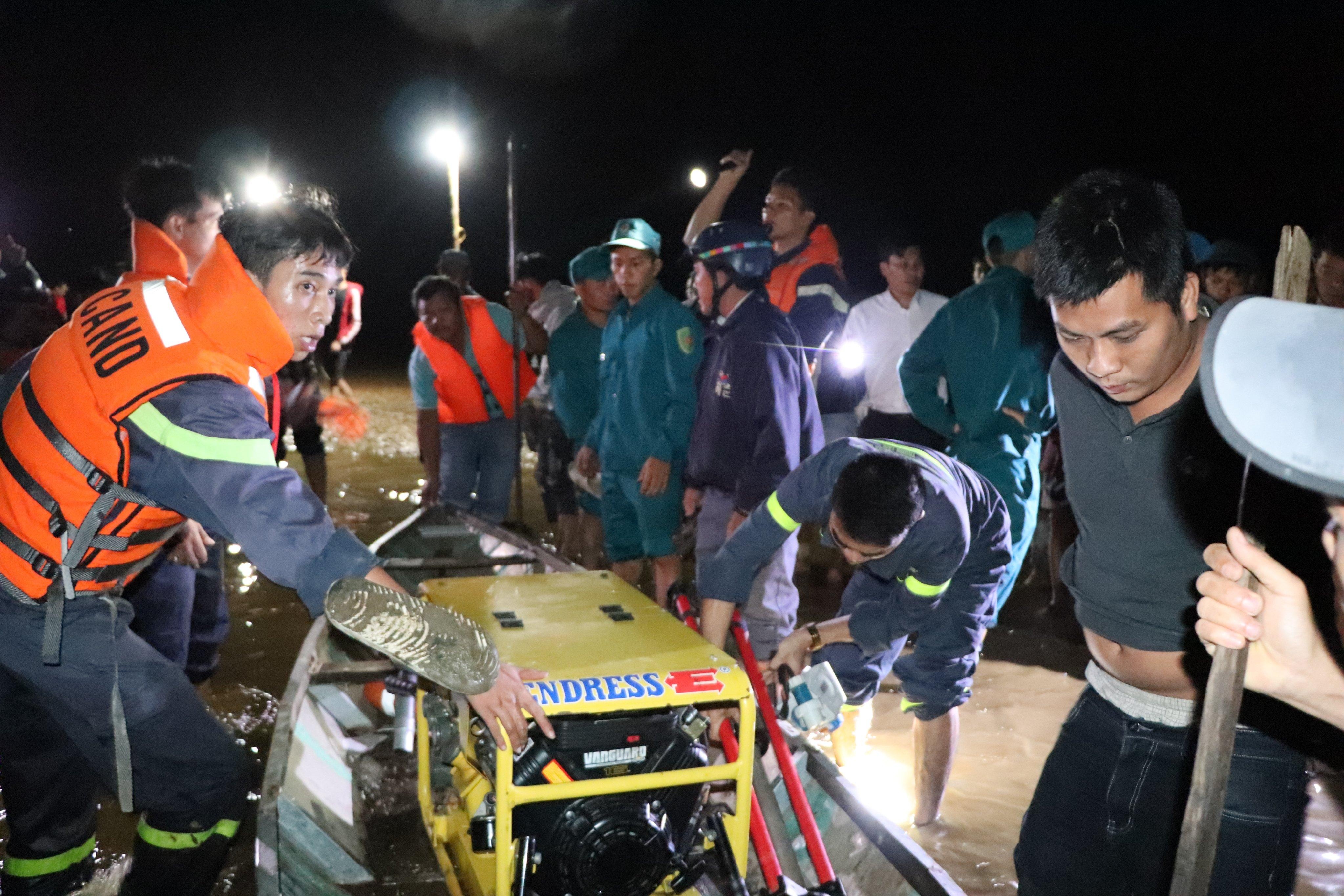 Lat ghe o Quang Nam lam 6 nguoi mat tich anh 1