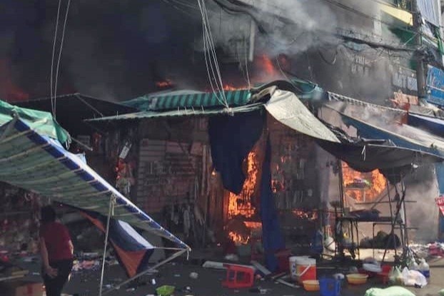 Phut cuu 2 nguoi thoat chet trong vu chay o TP.HCM hinh anh