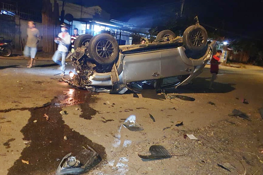 oto tong vao goc cay anh 1