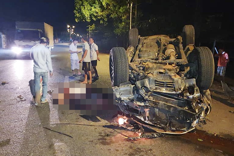 Oto tong vao goc cay khien 1 nguoi chet, 6 bi thuong hinh anh