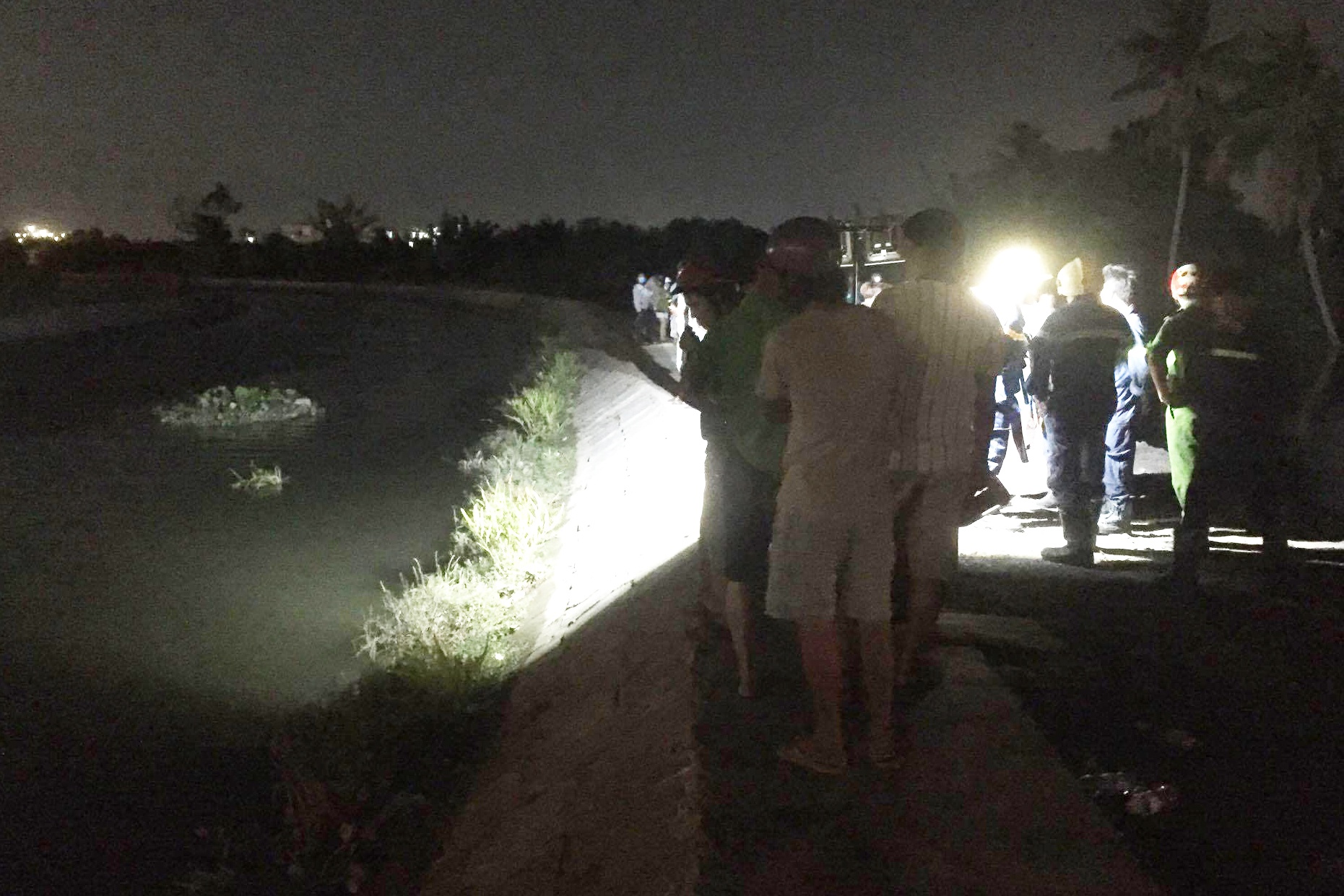 hoc sinh chet duoi anh 1