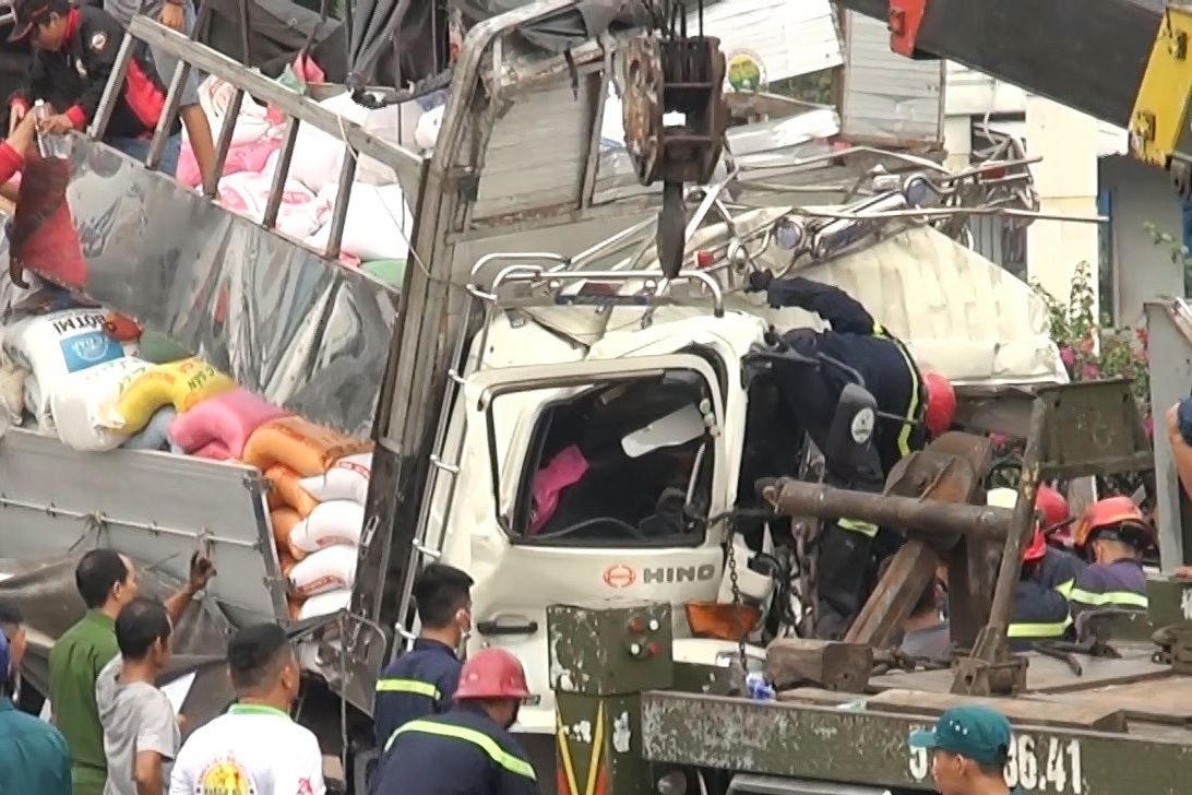 Oto tai tong duoi xe dau keo o TP.HCM lam 3 nguoi chet hinh anh