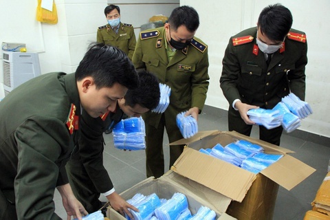 Bat lo hang hon 40.000 khau trang nghi xuat qua Campuchia hinh anh