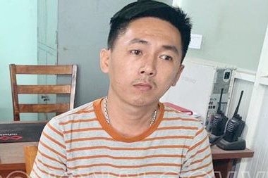Bat nghi can no sung truoc nha dan o Dong Nai hinh anh