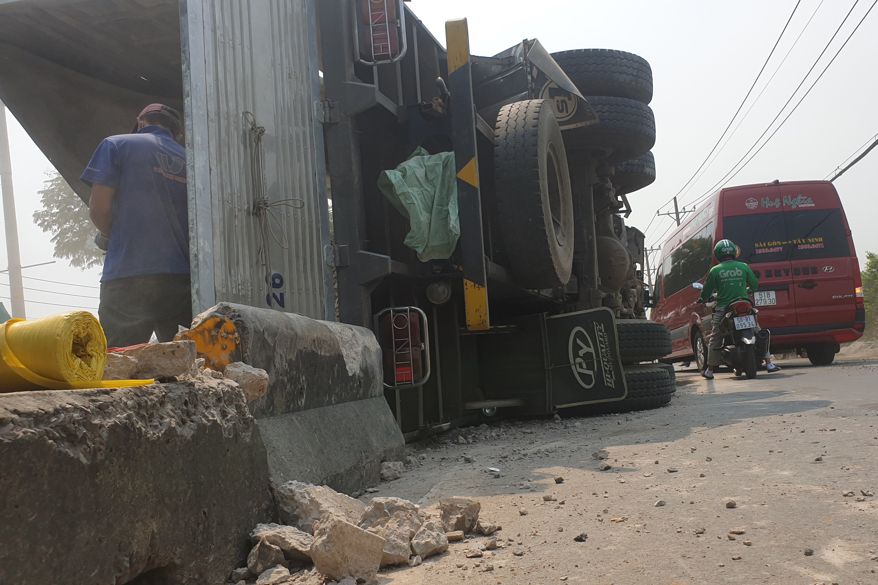 Xe tai bi lat, quoc lo 22 qua TP.HCM un tac hinh anh