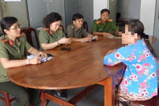 Nguoi phu nu giat khau trang y te bi vut di de ban hinh anh