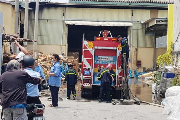 chay nha xuong anh 1